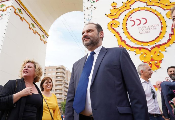 El secretario de Organización del PSOE y ministro de Fomento en funciones, José Luis Ábalos, atiende a los medios en la Feria de Abril