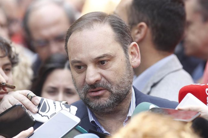 Ábalos dice que "lo normal" es que el PSOE presida el Congreso y desconoce si cederán puestos a ERC o PNV 