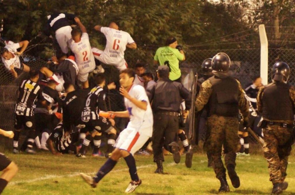 Una Brutal Pelea En Un Partido De Fútbol Obliga A Los Jugadores Visitantes A Salir Por La Valla 9098