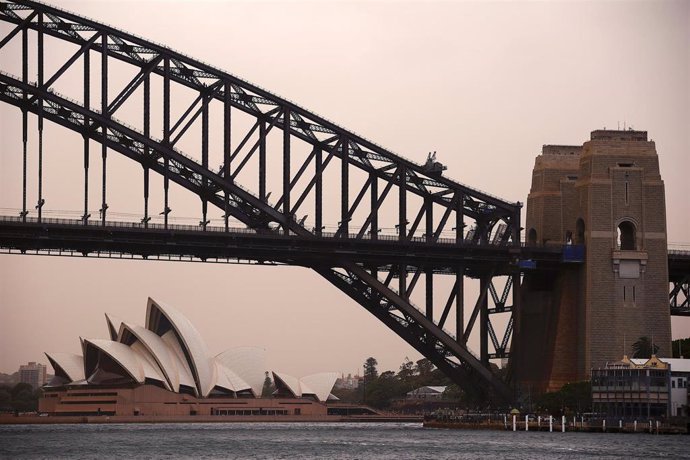 Australia.- Activistas de Greenpeace escalan el puente del puerto de Sídney en protesta por el cambio climático
