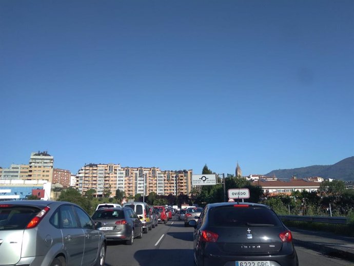 Tráfico.- Retenciones en Oviedo por un accidente en la Ronda Sur