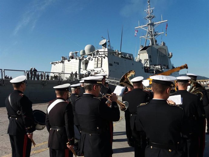 La fragata 'Méndez Núñez' zarpa de Ferrol e inicia un despliegue de siete meses en el que dará la vuelta al mundo