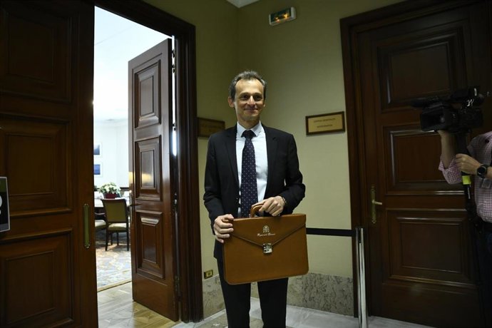 Diputados de diferentes formaciones políticas presentan sus credenciales en el Congreso de los Diputados