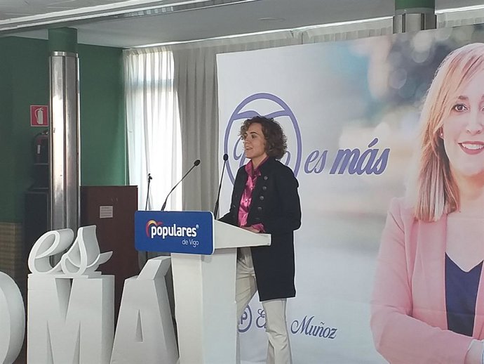 26M.- Dolors Montserrat elogia a Feijóo: "Eres el faro de Galicia y de muchos"