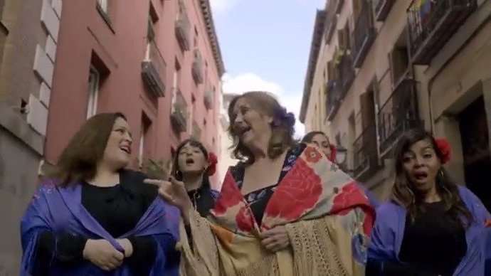 Olga María Ramos canta chotis feminista reivindicando salidas laborales dignas para superviventes de violencia machista