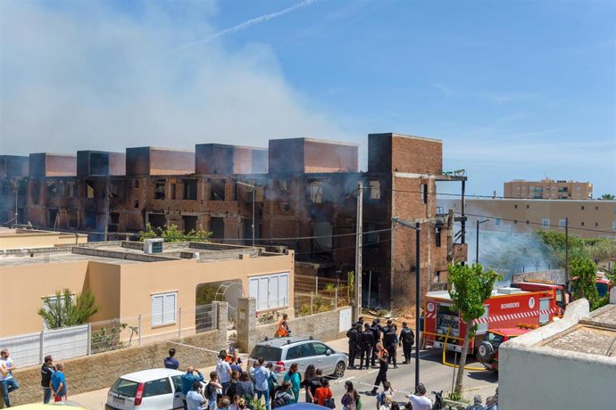 Dos inquilinos y un policía son atendidos a causa de un incendio en un edificio 