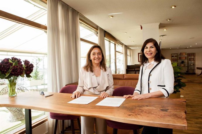 Puertos.-Trasmediterránea firma un acuerdo para llevar material escolar y médico a Marruecos desde Almería y Málaga