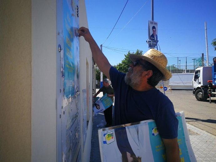 Sevilla.- 26M.- IU de El Viso retira parte de su publicidad electoral por las fiestas locales de la Santa Cruz