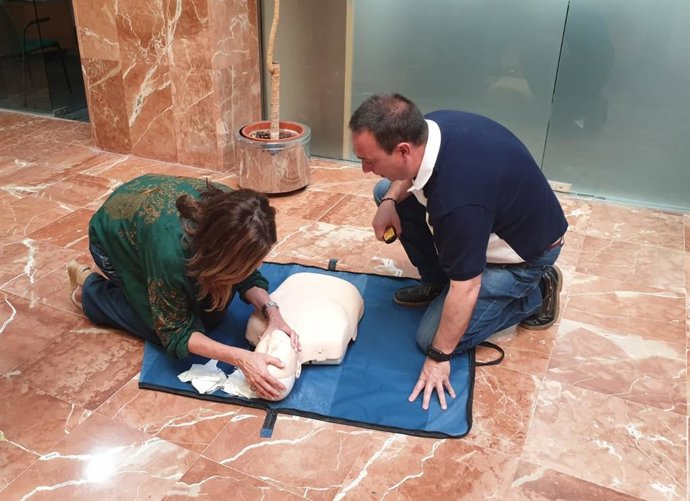 Huelva.- Trabajadores de la Delegación de Salud reciben formación en reanimación cardiopulmonar y uso de desfibrilador