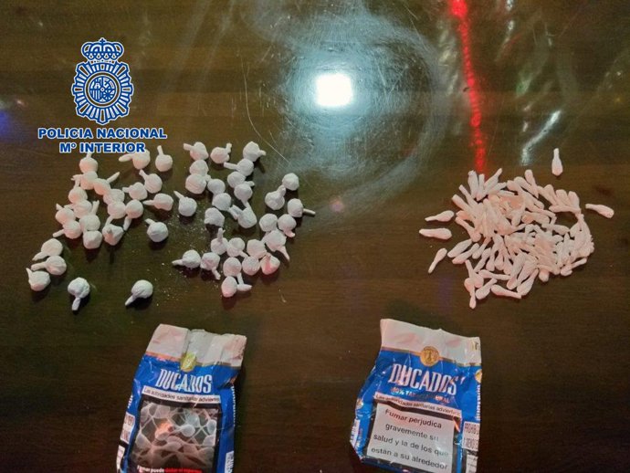 Detienen a dos personas y localizan 33 gramos de cocaína escondida en paquetes de tabaco en Abanto
