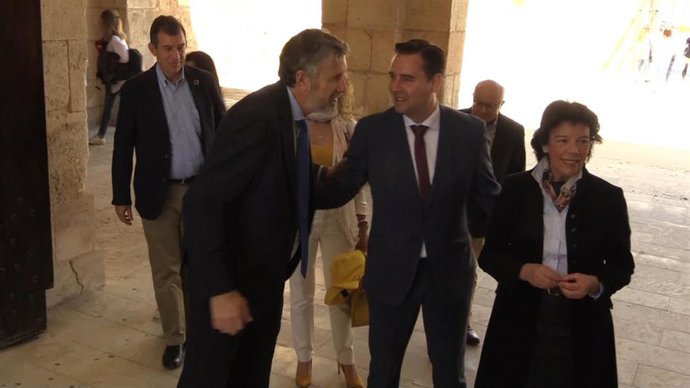 Celaá reafirma que la embajada de España en Venezuela no tiene actividad política y pide cautela