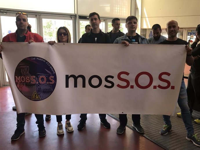 Sindicalistas de Mossos se encierran en la comisaría de plaza Espanya por sus condiciones