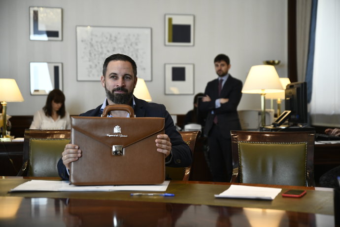 Diputados de diferentes formaciones políticas presentan sus credenciales en el Congreso de los Diputados