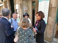 Dolors Montserrat reparte propaganda electoral por el casco histórico de Santiago y asegura que el PP es "el de siempre"