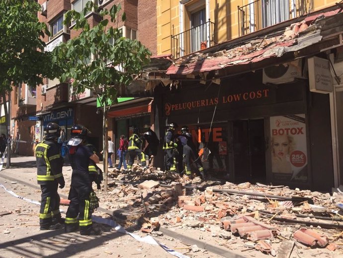 Los técnicos retiran la marquesina demolida por la caída de la cornisa en Madrid y siguen apuntalando el edificio