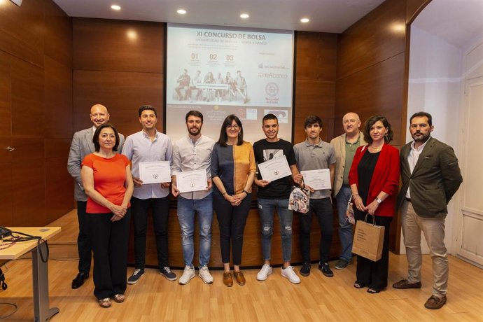 Huelva.- La UHU entrega los premios de su XI Juego de Bolsa que organiza con Renta 4 Banco