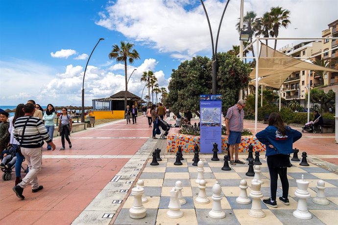 Málaga.- El Ayuntamiento de Estepona renueva señales y los paneles turísticos de la vía pública
