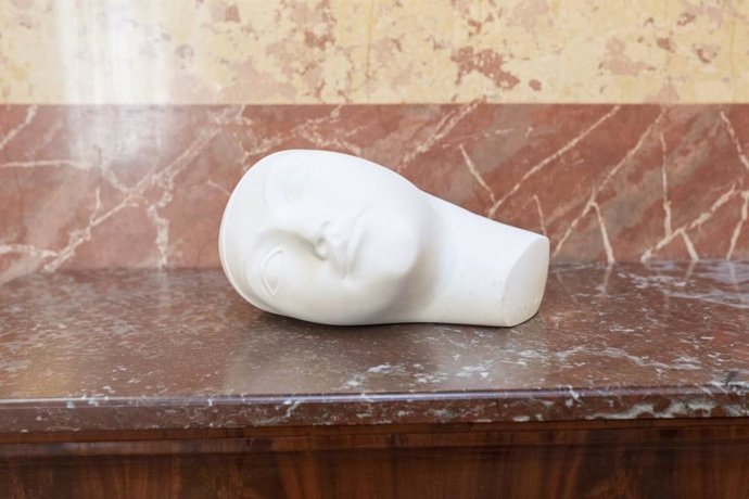 El Congreso homenajea a la periodista Josefina Carabias con la colocación de una escultura