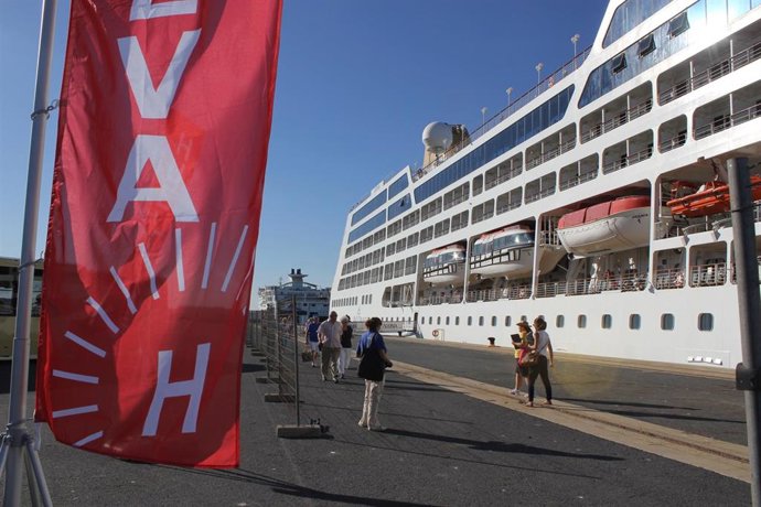 Huelva.-Puertos.- El yate de cruceros de lujo 'Harmony V' atraca este miércoles en el Muelle de Levante