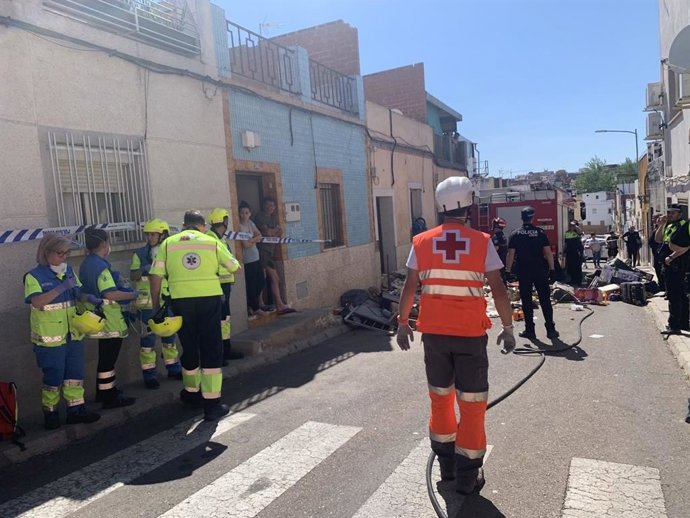 Sucesos.- Movilizados diferentes efectivos de emergencias tras el derrumbe de una vivienda en Badajoz