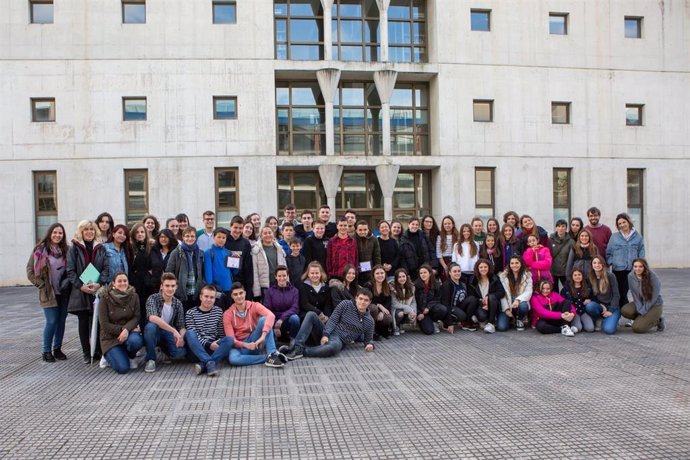Estudiantes de Primaria del Colegio Sanduzelai de Pamplona promueven la donación de sangre entre el alumnado de la UPNA