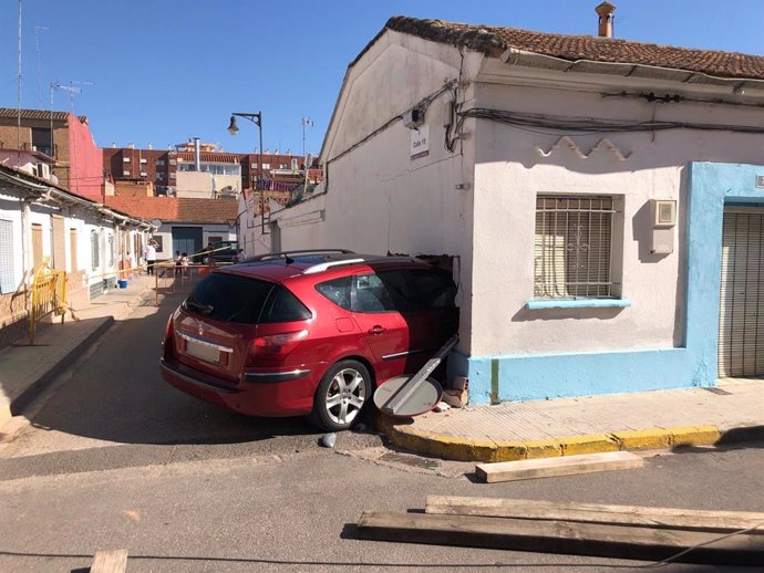 Valencia.- Sucesos.- Un vehículo se empotra en una vivienda abandonada de Xirivella y el conductor sale ileso