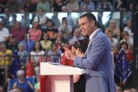Sánchez erige a Abel Caballero en "referencia del socialismo" y pide "acabar la faena ganando" en el 26M