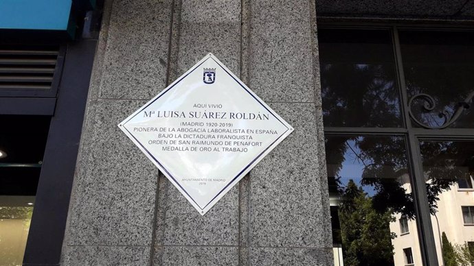 El distrito de Chamartín recuerda con una placa a la abogada María Luisa Suárez Roldán