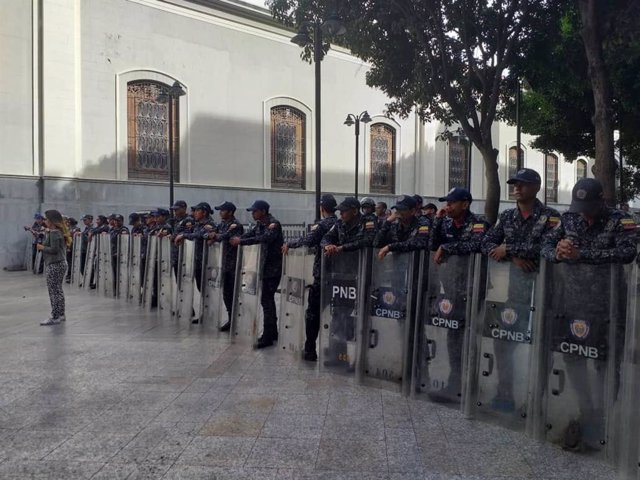 La oposición denuncia un despliegue de policías, militares y SEBIN en torno al Parlamento por un explosivo
