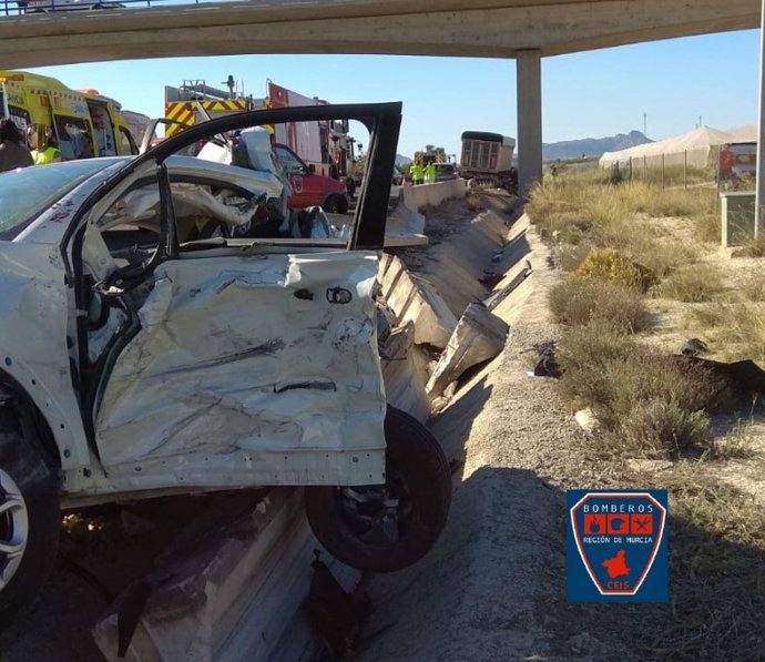 Sucesos.- Continúan en la UCI y en estado grave tres de los seis heridos en el accidente mortal de tráfico de Cieza