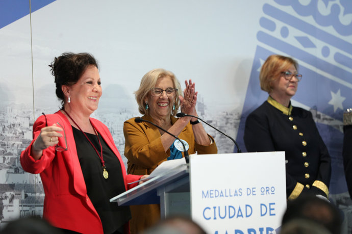 Carmena aplaude a un "patrón ecologista" como San Isidro, que "baja los humos" a Madrid, mitad pueblo mitad ciudad