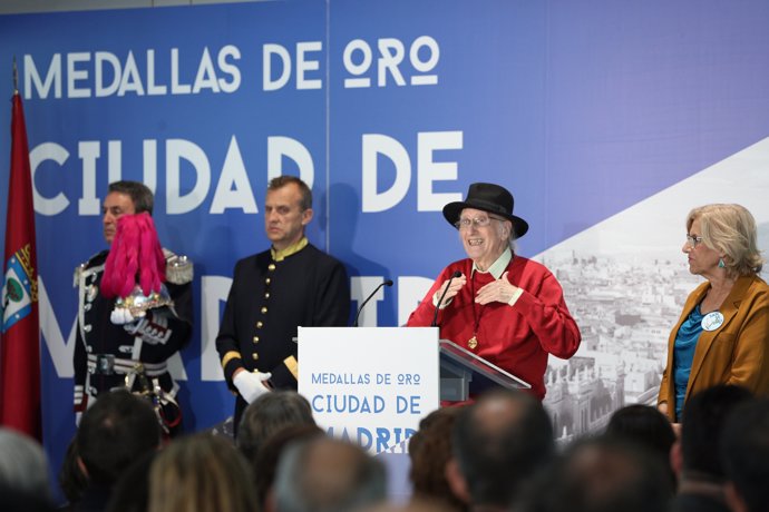 La alcaldesa de Madrid, Manuela Carmena, hace entrega de las Medallas de Oro de la ciudad
