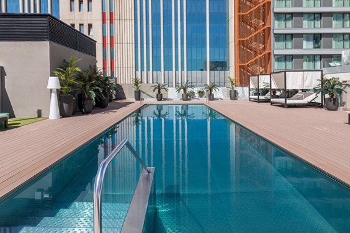 El hotel Barceló Imagine ofrece auriculares sumergibles para escuchar música en la piscina