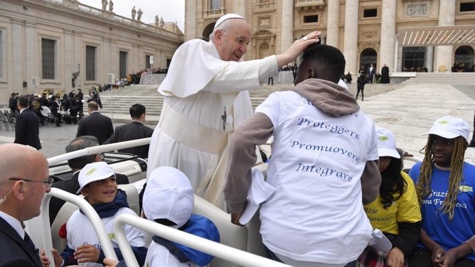 El Papa monta en el papamóvil a ocho niños inmigrantes