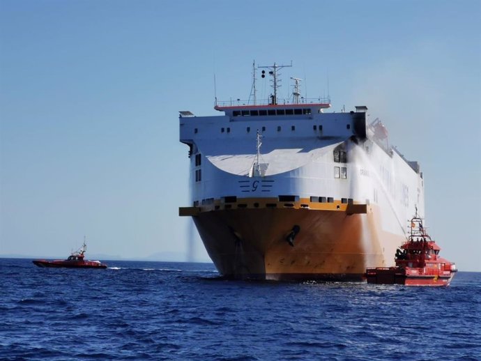 Armengol está "en permanente contacto" con el Gobierno para encontrar la mejor solución tras el incendio del barco