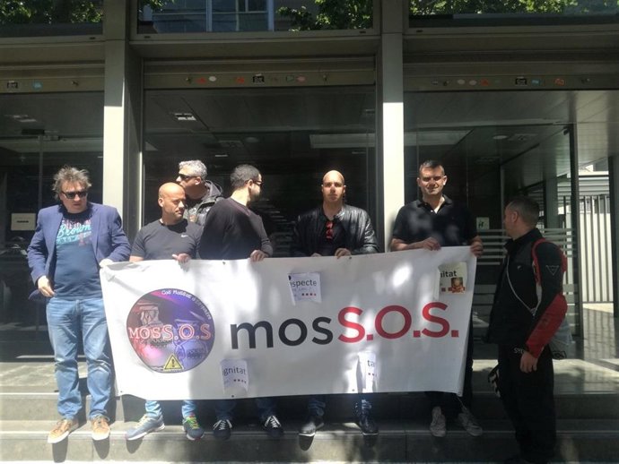 Sindicalistas de Mossos se encierran en la Conselleria de Interior pidiendo negociar
