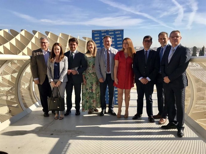 Sevilla.-26M.- Tenso debate de los candidatos, que se enzarzan por la reducción de impuestos, el metro y barrios pobres