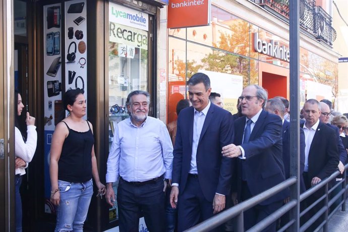 Pedro Sánchez visita el distrito de Puente de Vallecas acompañado de los candidatos del PSOE a la comunidad y Alcaldía de Madrid