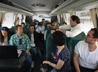 La caravana del PP cambia de bus, la 'Paconeta plus', y Núñez y Montserrat lo estrenan hablando de fútbol