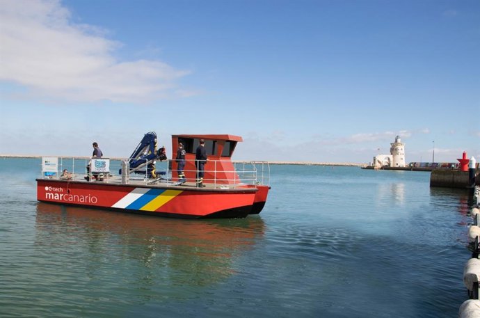 El primer barco para el control de microalgas llegará a Tenerife en junio