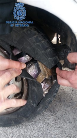Un coche choca con un bordillo y se descubre que lleva hachís en dos ruedas tras saltarse un control fronterizo en Ceuta