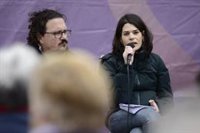 Isa Serra está "esperanzada" con "poder echar al PP" tras 24 años de "privatizaciones" y "corrupción"