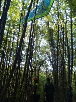 Sucesos.- Rescatada una mujer en Pomar (Palencia) tras quedar colgada en un árbol cuando practicana ala delta