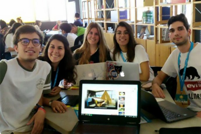 Málaga.- Un proyecto para producir tiendas de campaña de cartón resistente en vez de plástico gana un premio de la UMA