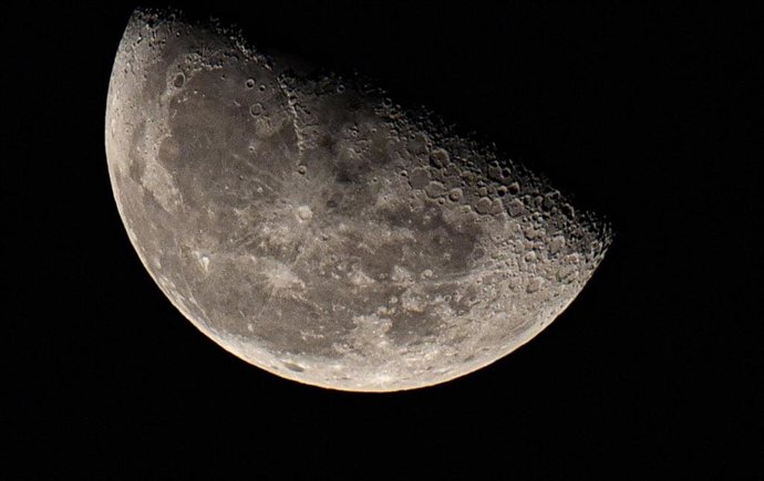 VÍDEO: Una científica calcula que la temperatura en el interior de la Luna es superior a los 1.300C