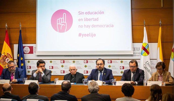 Cañizares pide "no bajar la guardia" por una educación en "libertad" ante "demasiada ideología y desapego a la verdad"