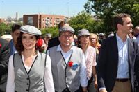 Escrache de la PAH a Casado, Almeida y Ayuso en la caseta del PP de San Isidro, a quienes llaman "ladrones"