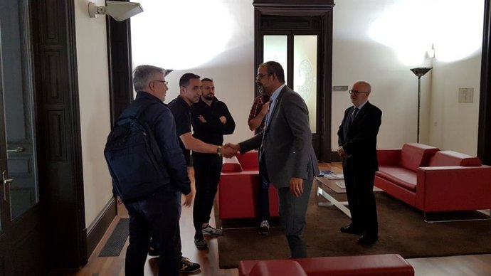Buch recibe a los sindicalistas de Mossos concentrados en la Conselleria de Interior