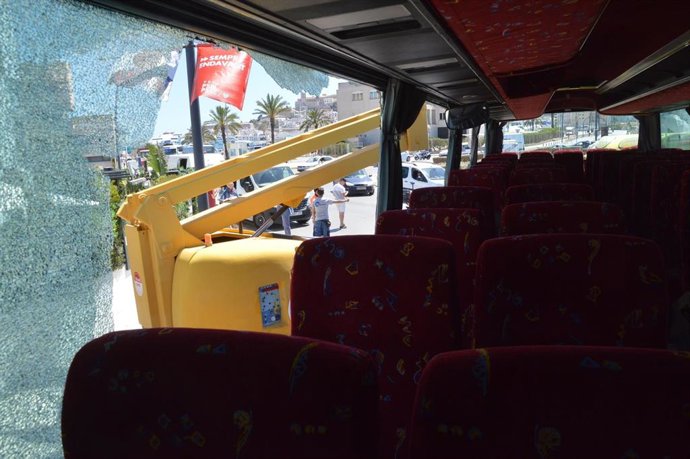 Sucesos.- Tres pasajeros de un autobús público, heridos leves tras chocar el vehículo con una grúa en Ibiza