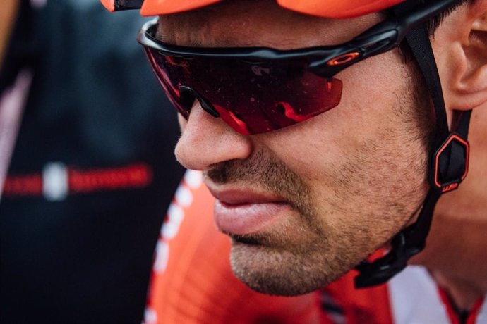 Ciclisme/Giro.- Dumoulin abandona el Gir pel dolor de genoll de la caiguda en la quarta etapa